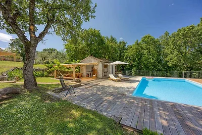 Villa mit Pool und Garten