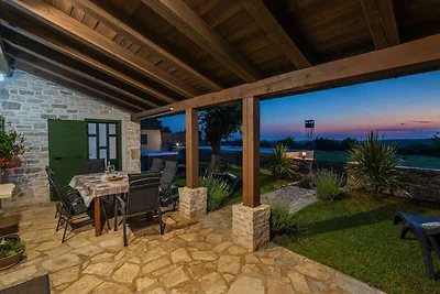 Villa mit Pool und Whirpool