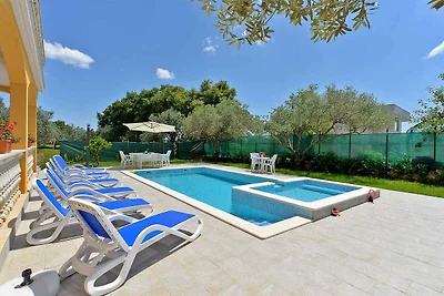 Villa mit Swimmingpool und Sonnenterrasse