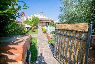 Villa mit Pool und Garten
