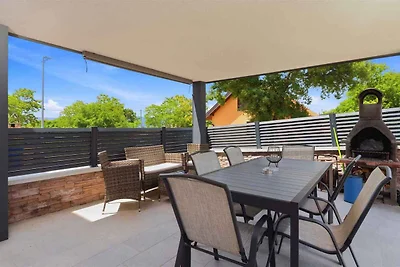 Ferienhaus mit Pool und Klimaanlage