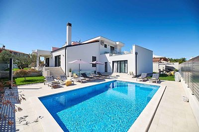 Villa mit Pool und Sonnenschirm