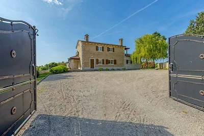 Villa mit Salzwasserpool und Klimaanlage