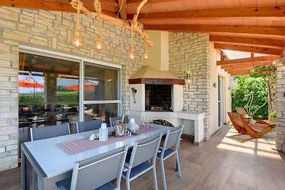 Villa mit Pool und Terrasse