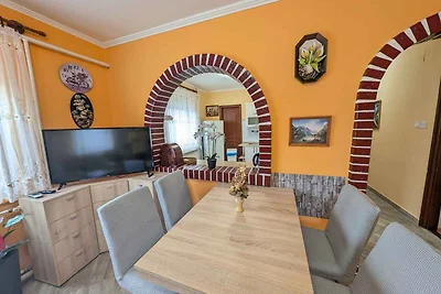 Ferienhaus mit Pool und Garten