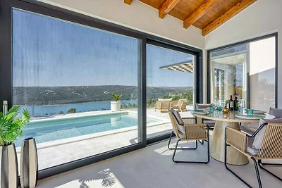 Villa mit beheiztem Pool und Jacuzzi