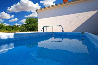 Ferienhaus mit Pool und Klimaanlage