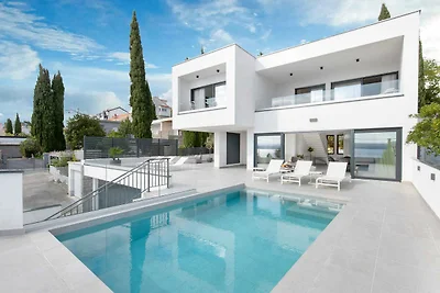 Villa mit Swimmingpool und Meerblick