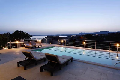 Villa mit Meerblick und Pool