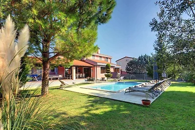 Villa mit Swimmingpool, Garten und