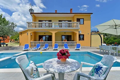 Villa mit Swimmingpool und Sonnenterrasse
