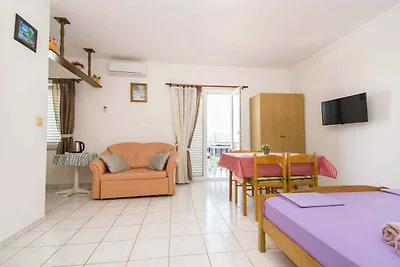 Gemütliches Studio mit Terrasse in Murter