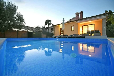 Ferienhaus mit Pool und Klimaanlage