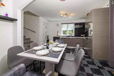 Ferienhaus mit Pool und Garten
