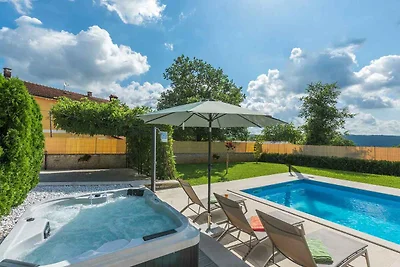 Villa mit Pool und Whirpool