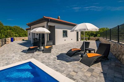 Villa mit Pool an ruhiger Lage