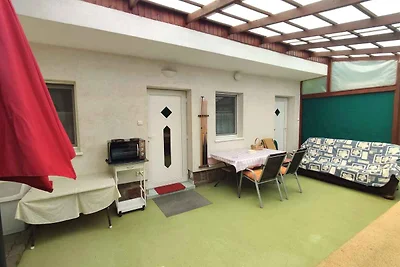 Studio mit überdachter Terrasse und Billard, 