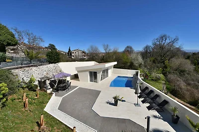 Luxuriöse Unterkunft mit Pool in Matulji