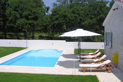 Ferienhaus mit Pool und Klimaanlage