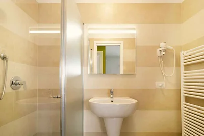 Ferienwohnung mit Seeblick und Pool