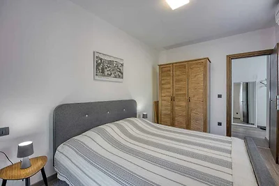 Eine neu renovierte Suite mit einem Schlafzim