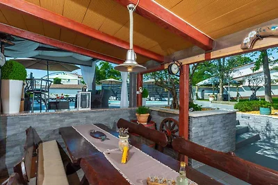 Ferienhaus mit grossem Garten und Pool