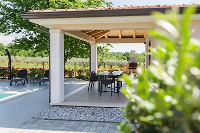 Ferienhaus mit Pool und schöner überdachter