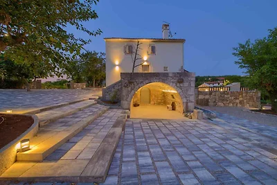 Villa mit Innen- und Aussenpool