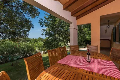 Villa mit Gemeinschaftspool und Garten