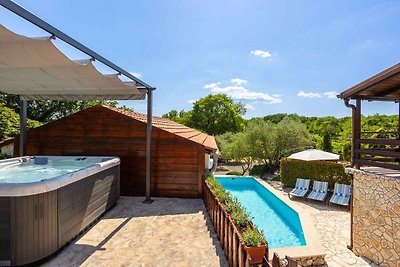 Villa mit Whirlpool und Pool