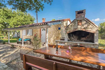 Ferienhaus mit Pool, umgeben von Natur