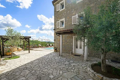 Villa mit Pool und Garten