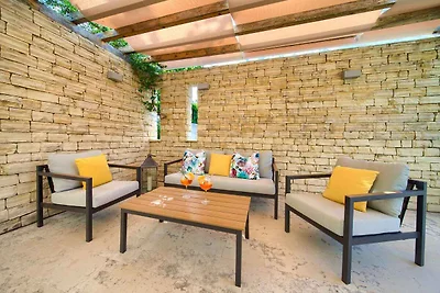 Ferienhaus mit Aussenpool und Terrasse