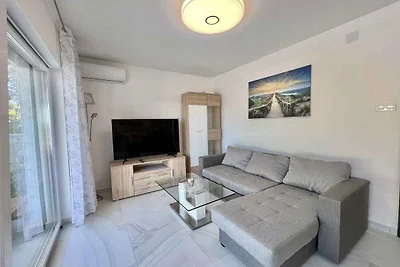 Villa modern eingerichtet mit Pool und