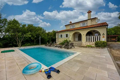 Villa mit Pool und Klimaanlage