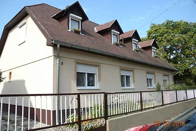 Ferienwohnung mit Gartenpavillon in der Mitte