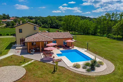 Villa mit Pool und WLAN