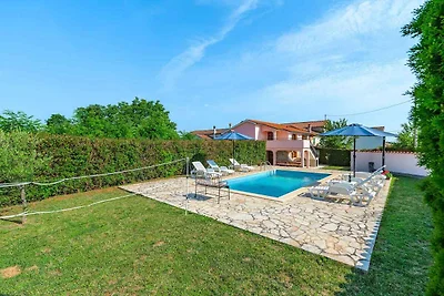 Villa mit Pool und Garten