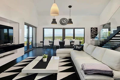 Villa mit Pool und Meerblick