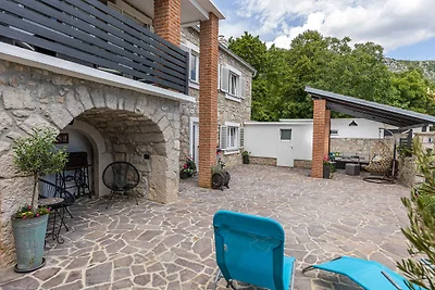 Villa mit Swimmingpool und Gartenküche mit