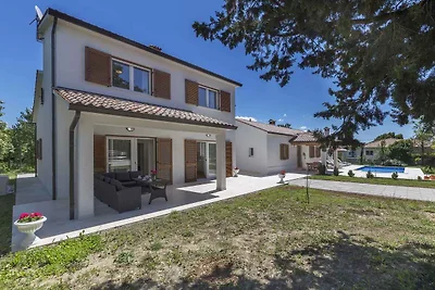 Villa mit Pool auf grossem Grundstück