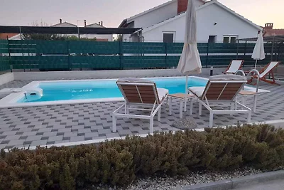 Ferienhaus mit Blick auf den Hof und den Pool