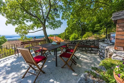 Villa mit Swimmingpool und Sonnenterrasse mit