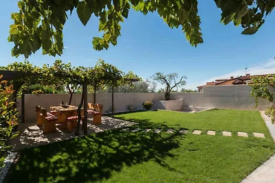 Villa mit Swimmingpool und Grill