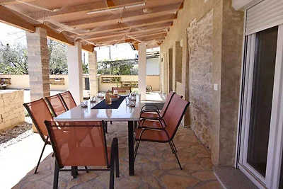 Ferienhaus mit Pool in Strandnähe