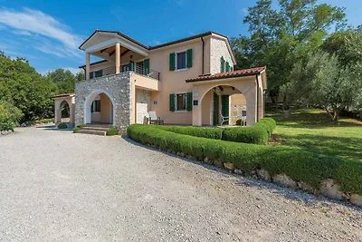 Villa mit Gemeinschaftspool und Garten