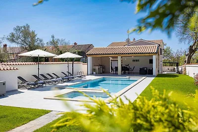 Villa mit beheizbarem Pool & Whirlpool
