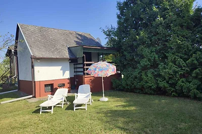 Ferienhaus mit Gartenmöbeln in der Nähe vom
