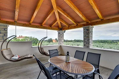 Villa mit Pool und Terrasse
