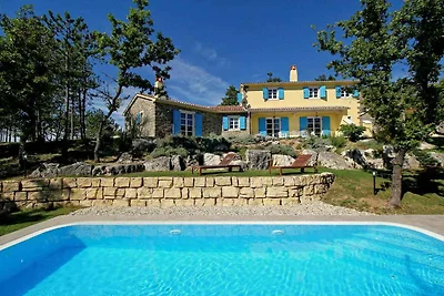 Ferienhaus mit Terrasse und Pool